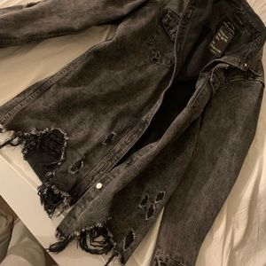 Distressing Jean jacket with tags